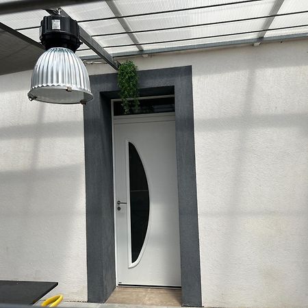 Aux 3 Domaines T2 Avec Terrasse Apartman Hyères Kültér fotó