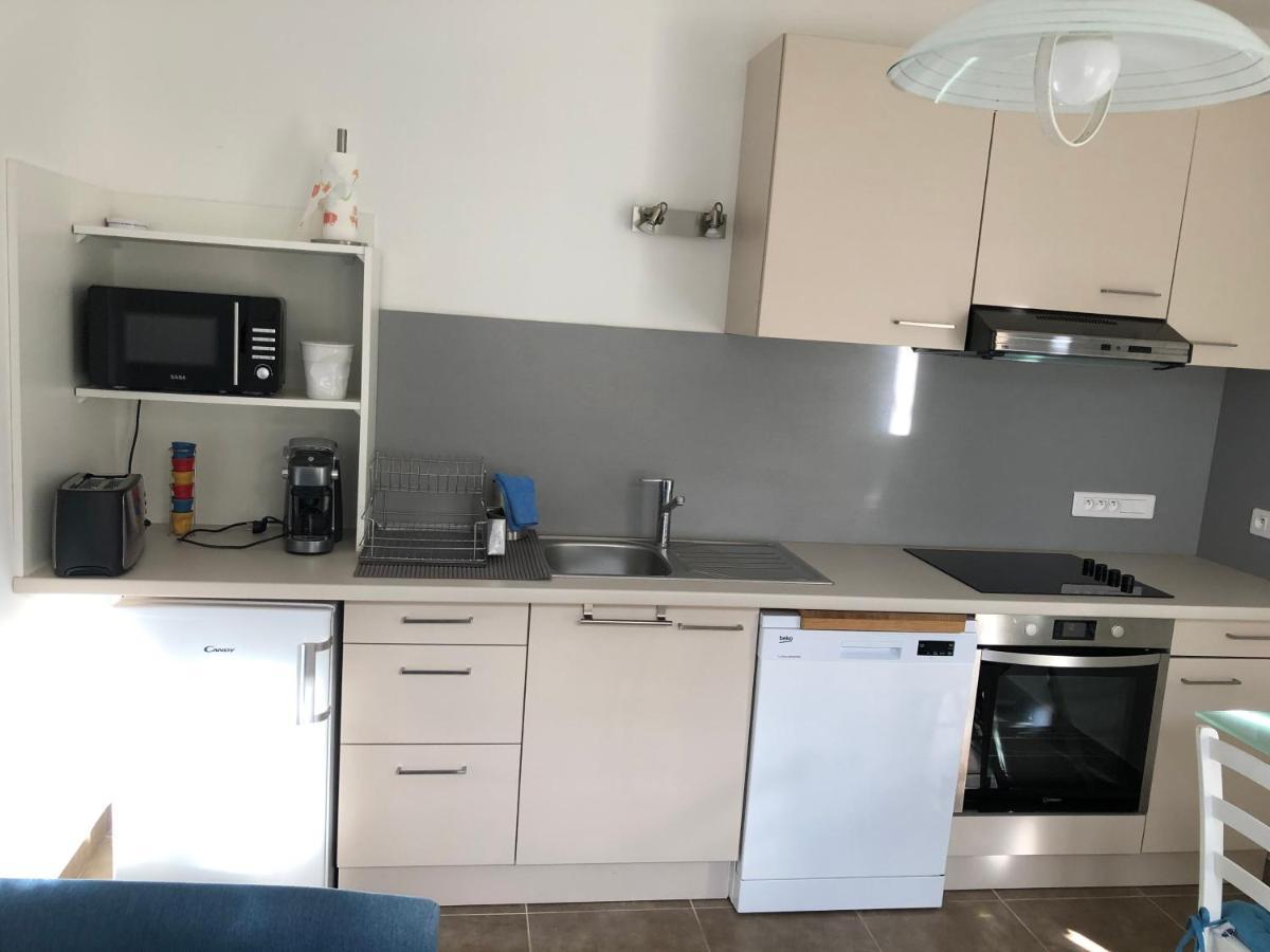 Aux 3 Domaines T2 Avec Terrasse Apartman Hyères Kültér fotó