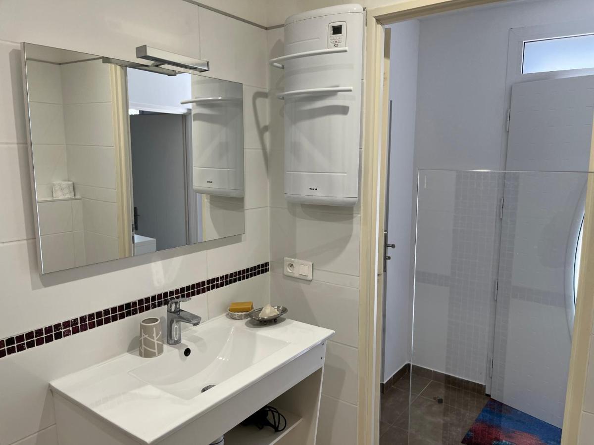 Aux 3 Domaines T2 Avec Terrasse Apartman Hyères Kültér fotó